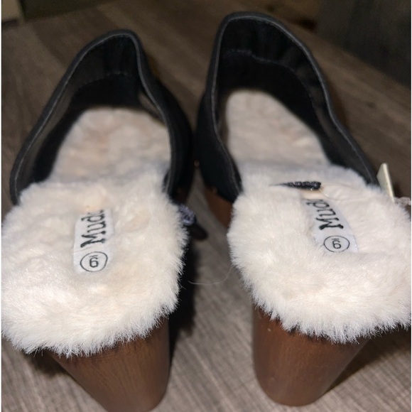 Mud - Megan Black Studded Soft Faux Fur
Chunky Brown Heels Clogs Size 9. New - Picture 2 of 9